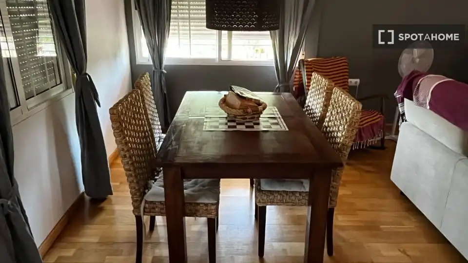Comedor de Piso de alquiler en La Pobla de Vallbona con Aire acondicionado, Calefacción y Amueblado
