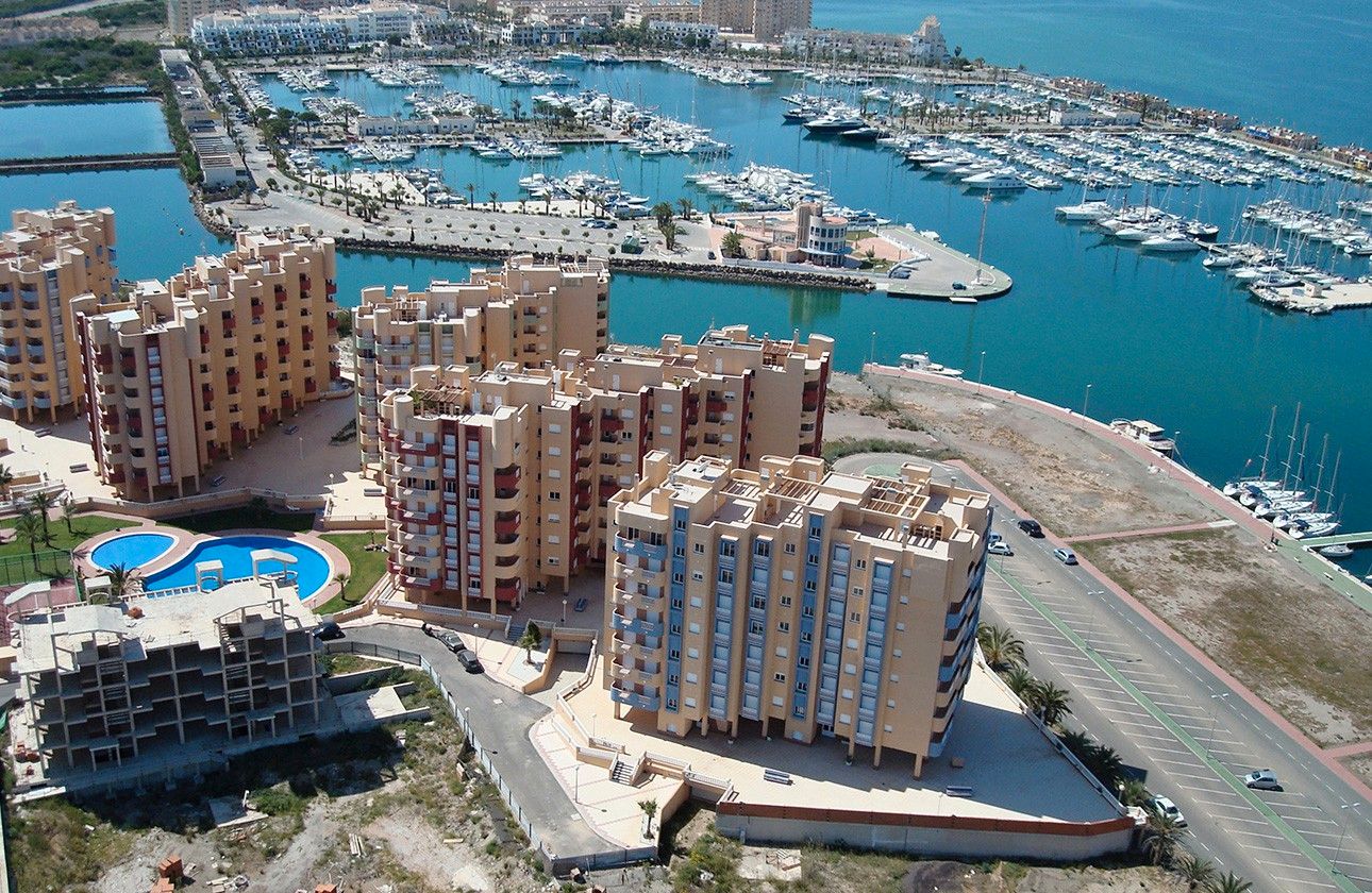 Vista exterior de Apartament en venda en La Manga del Mar Menor amb Aire condicionat, Calefacció i Jardí privat