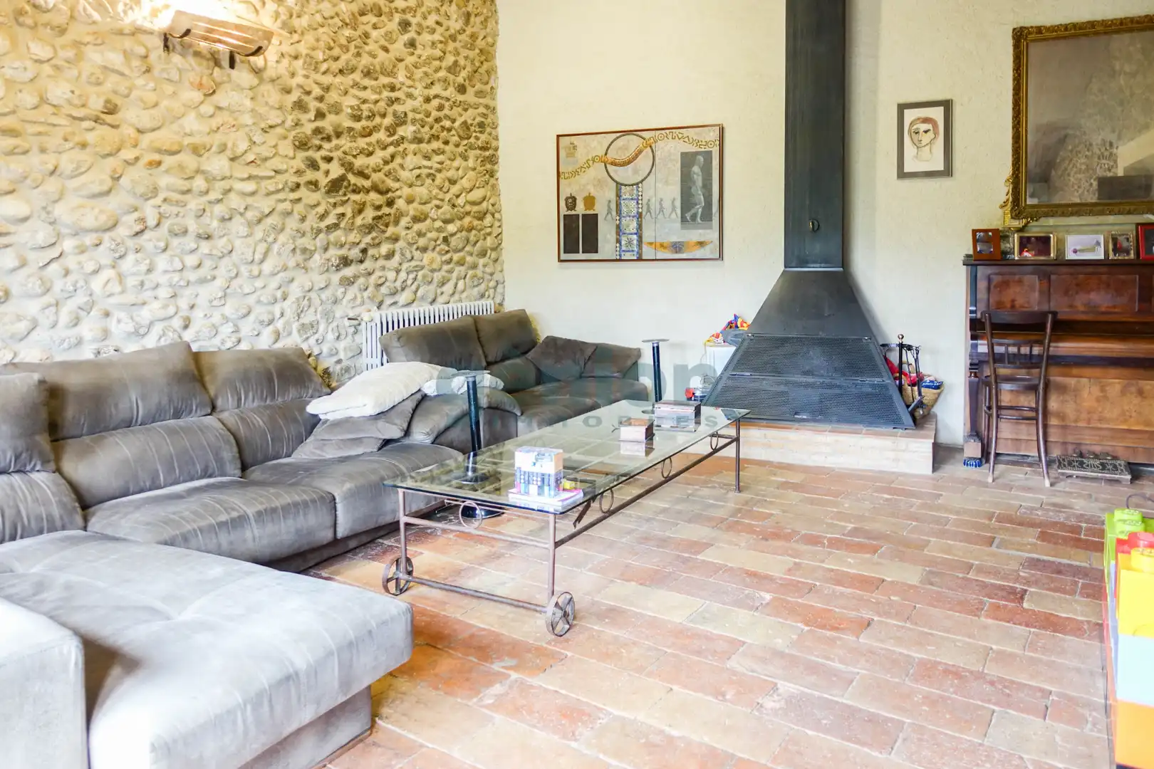 Sala de estar de Finca rústica en venta en Sant Miquel de Fluvià con Aire acondicionado, Calefacción y Jardín privado