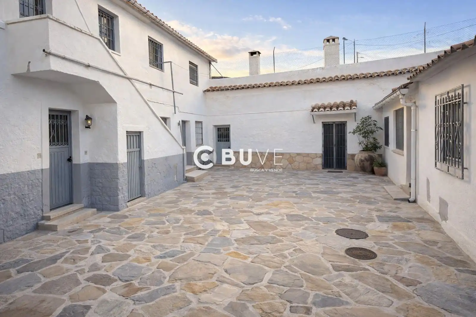 Vista exterior de Casa o xalet en venda en Baza amb Terrassa i Traster