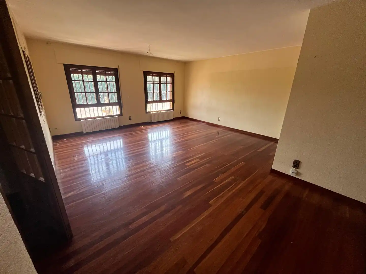 Sala d'estar de Casa o xalet en venda en Zaragoza amb Aire condicionat, Calefacció i Jardí privat
