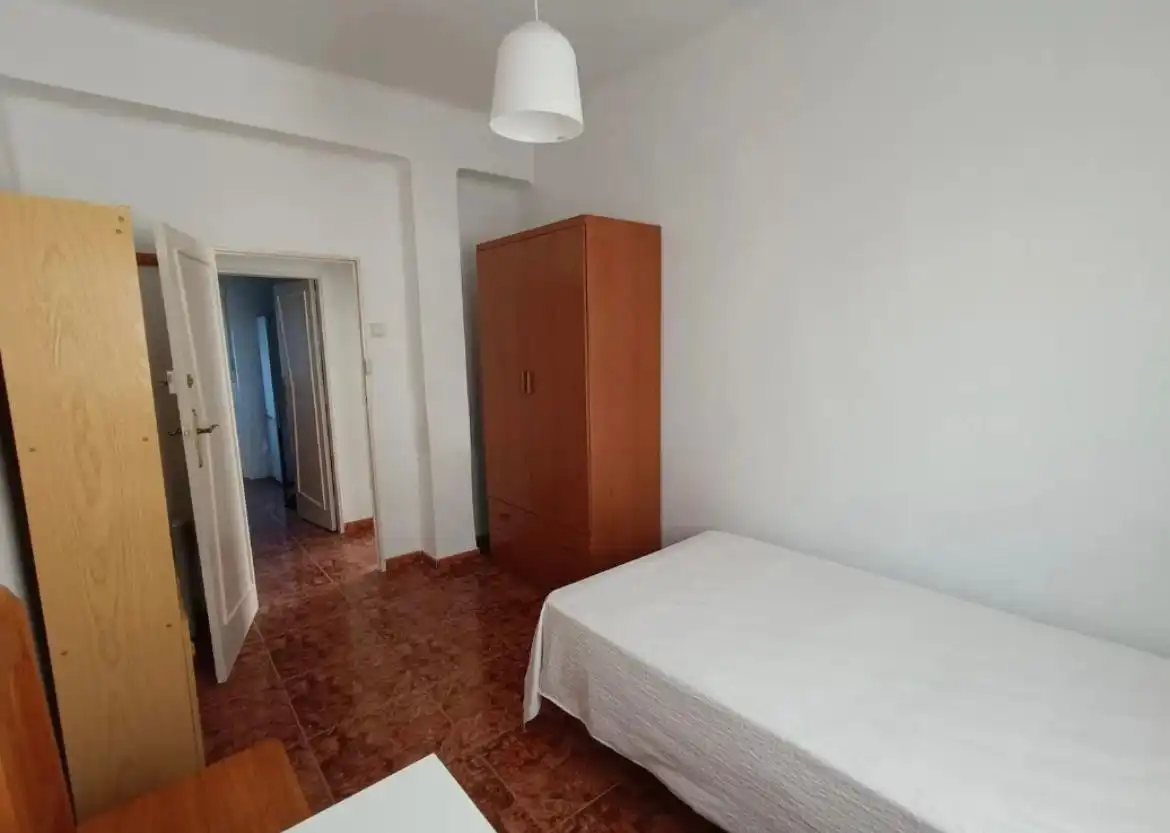 Habitación de Piso de alquiler en Granada con Amueblado y Balcón