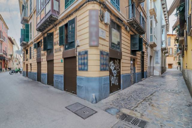 Piso en Venta en C/ Montenegro  en La Llotja - Born