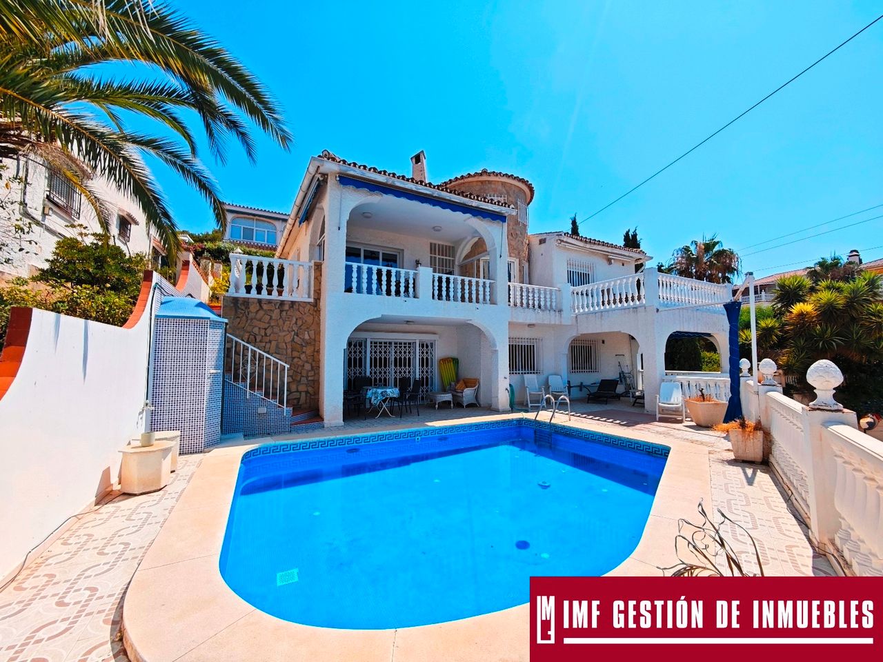 Vista exterior de Casa o xalet en venda en Vélez-Málaga amb Aire condicionat, Jardí privat i Terrassa