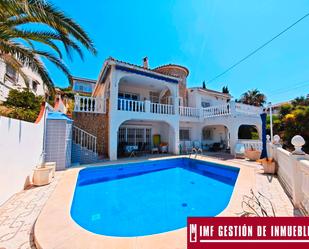 Vista exterior de Casa o xalet en venda en Vélez-Málaga amb Aire condicionat, Jardí privat i Terrassa