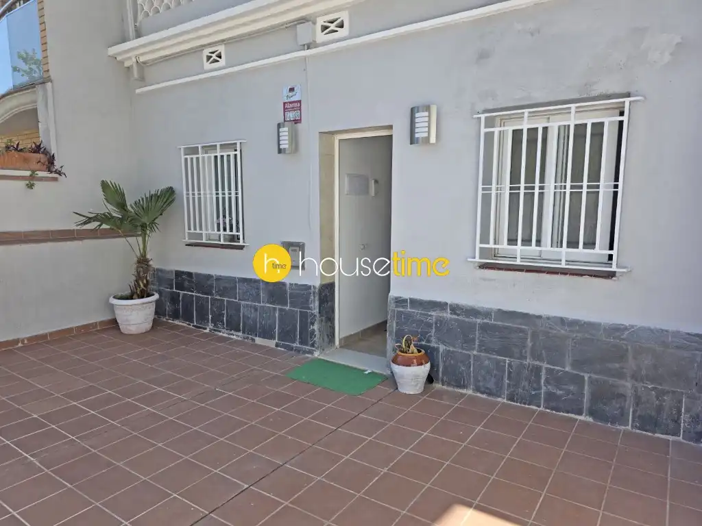 Exterior view of Houses for sale in Santa Coloma de Gramenet