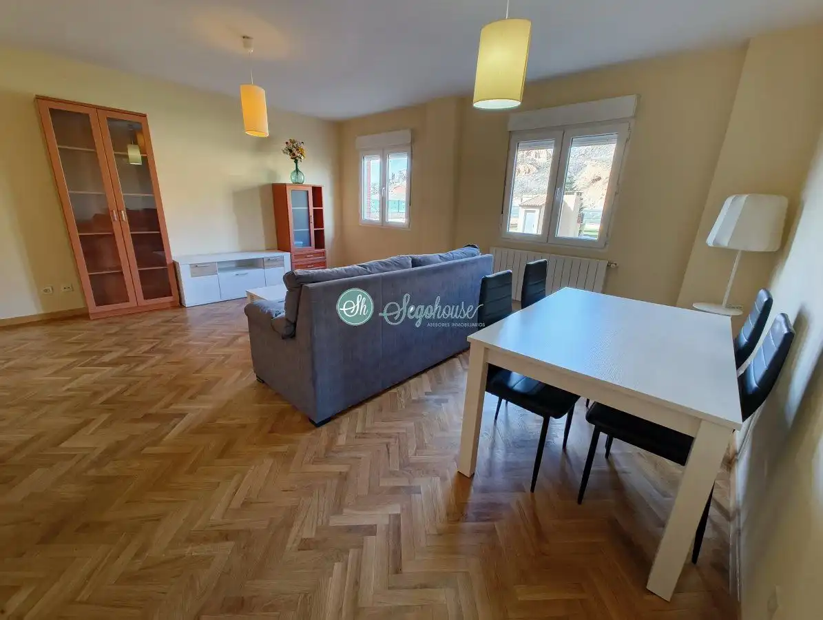 Living room of Flat for sale in Segovia  with Heating, Storage room and Furnished