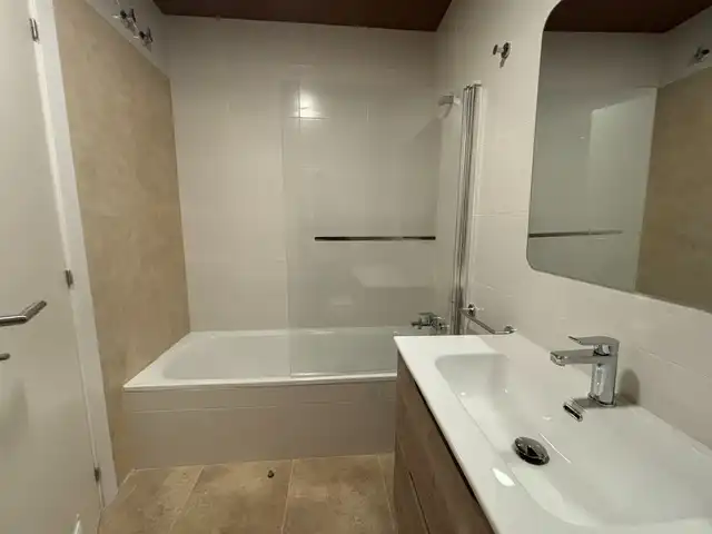 Baño de Piso de alquiler en  Pamplona / Iruña con Calefacción, Parquet y Amueblado