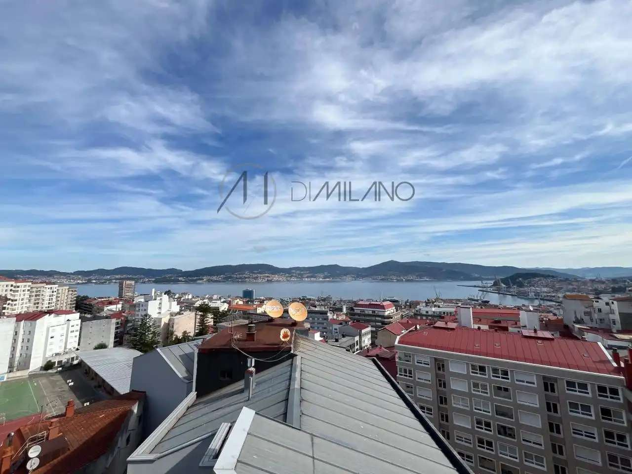 Vista exterior de Dúplex de alquiler en Vigo  con Calefacción, Parquet y Trastero