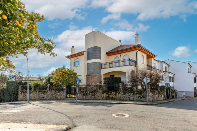 Casa adosada en Venta en Calle José Canalejas en Los Pinos - El Pilar