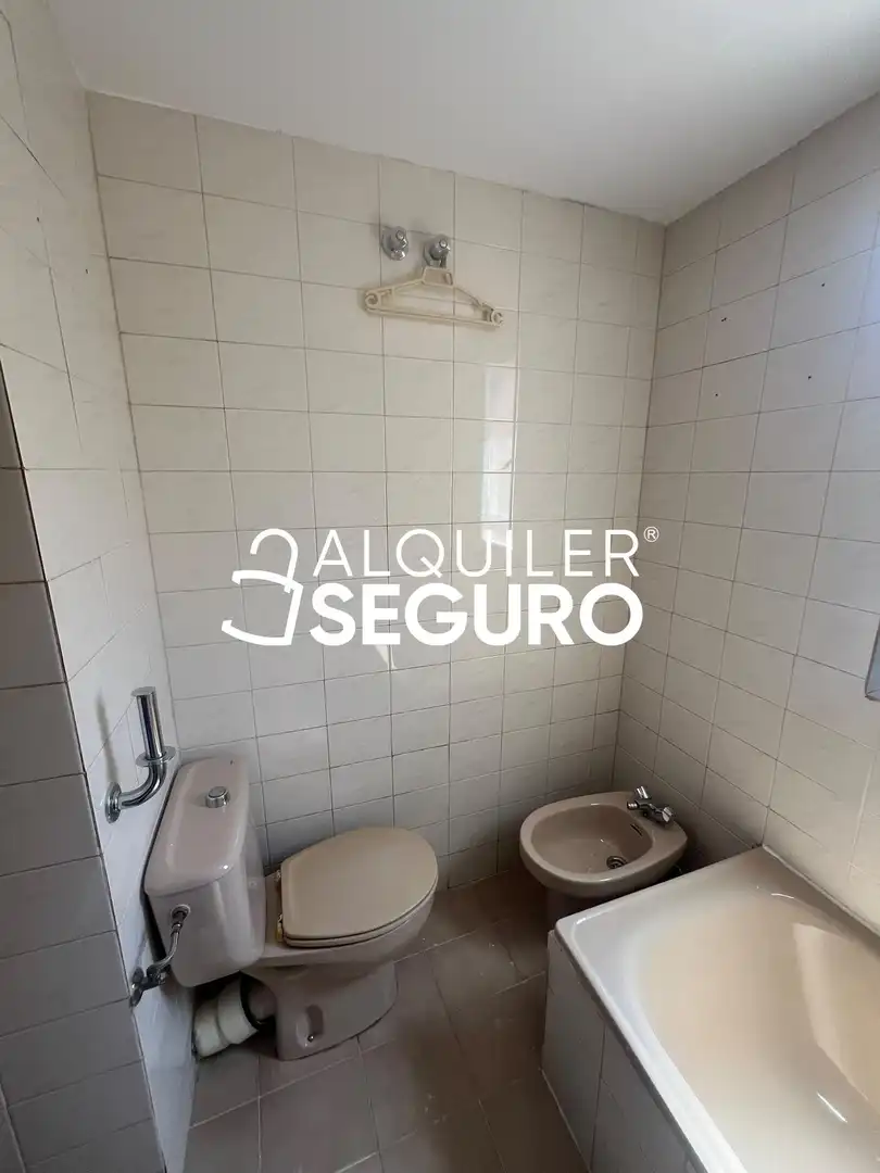 Bany de Pis de lloguer en Madrid amb Aire condicionat, Calefacció i Terrassa