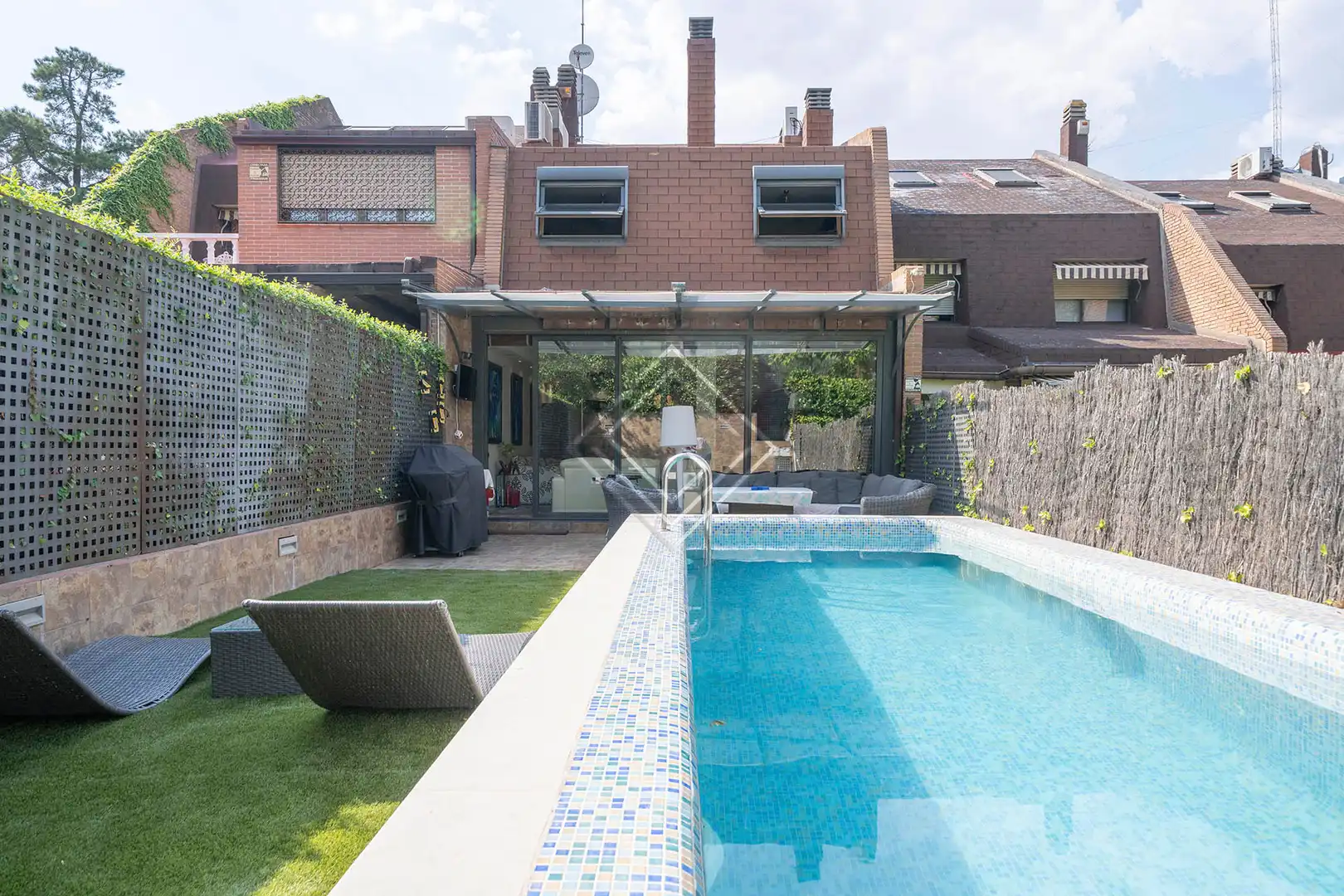 Piscina de Casa adosada en venda en La Moraleja amb Aire condicionat, Calefacció i Jardí privat