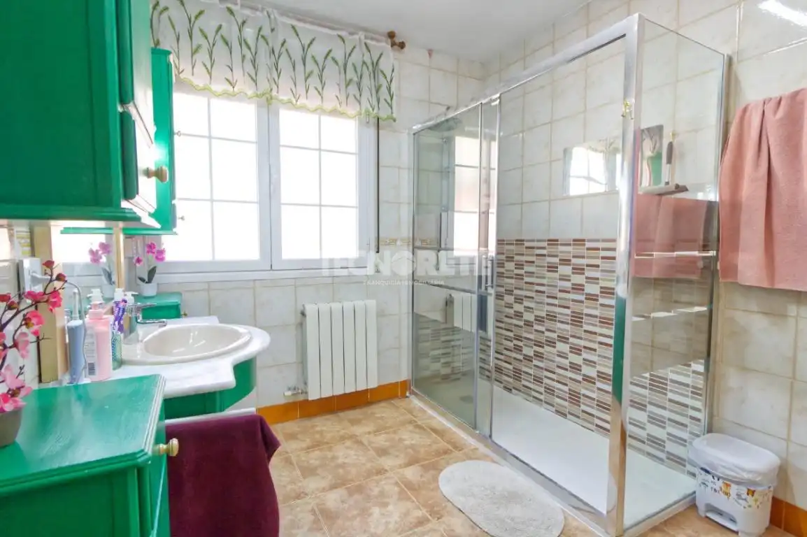 Badezimmer von Einfamilien-Reihenhaus zum Verkauf in Toledo mit Klimaanlage, Heizung und Privatgarten
