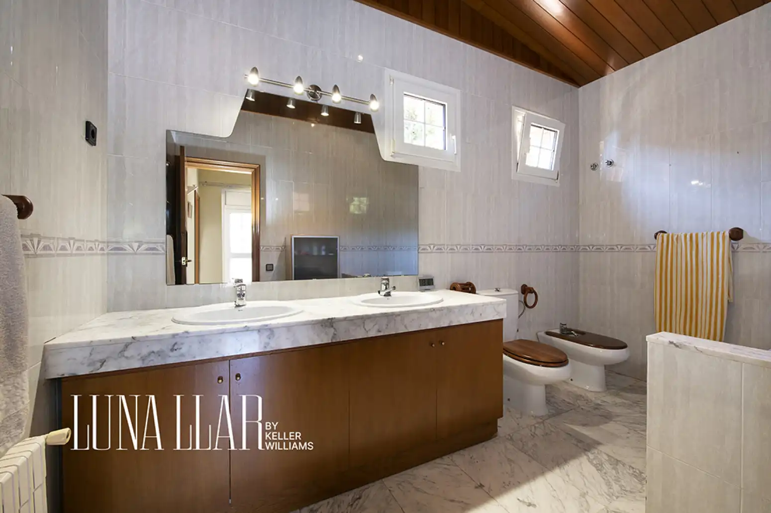 Bathroom of Houses for sale in Castelldefels  with Air Conditioner, Heating and Private garden