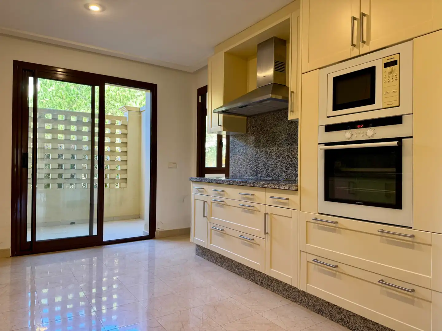 Kitchen of Flat for sale in Sotogrande  with Air Conditioner, Heating and Private garden