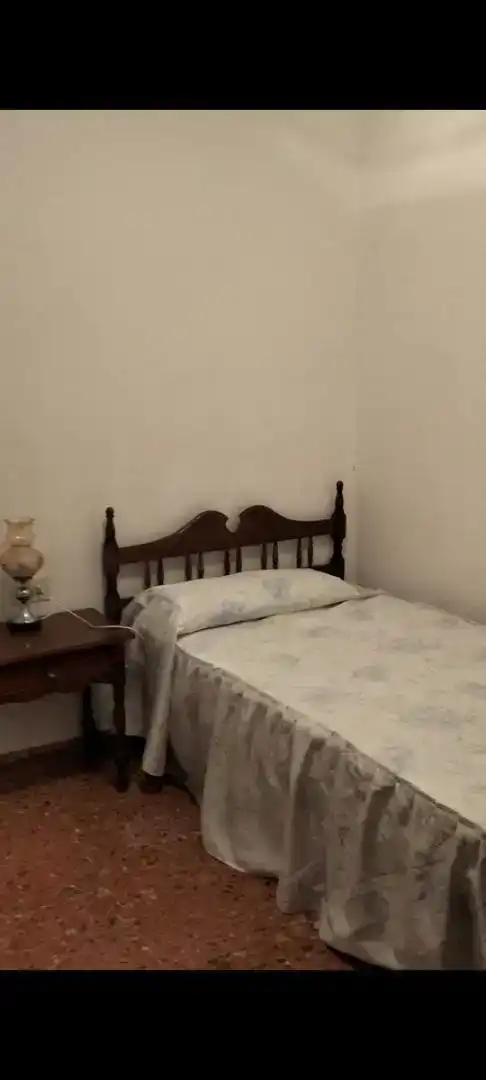 Schlafzimmer von Wohnung zur Miete in Estercuel mit Möbliert, Ofen und Waschmaschine
