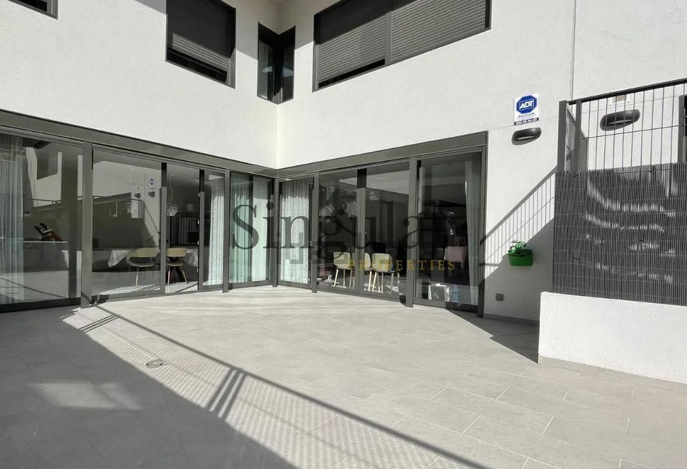 Vista exterior de Pis en venda en  Barcelona Capital amb Aire condicionat, Calefacció i Jardí privat