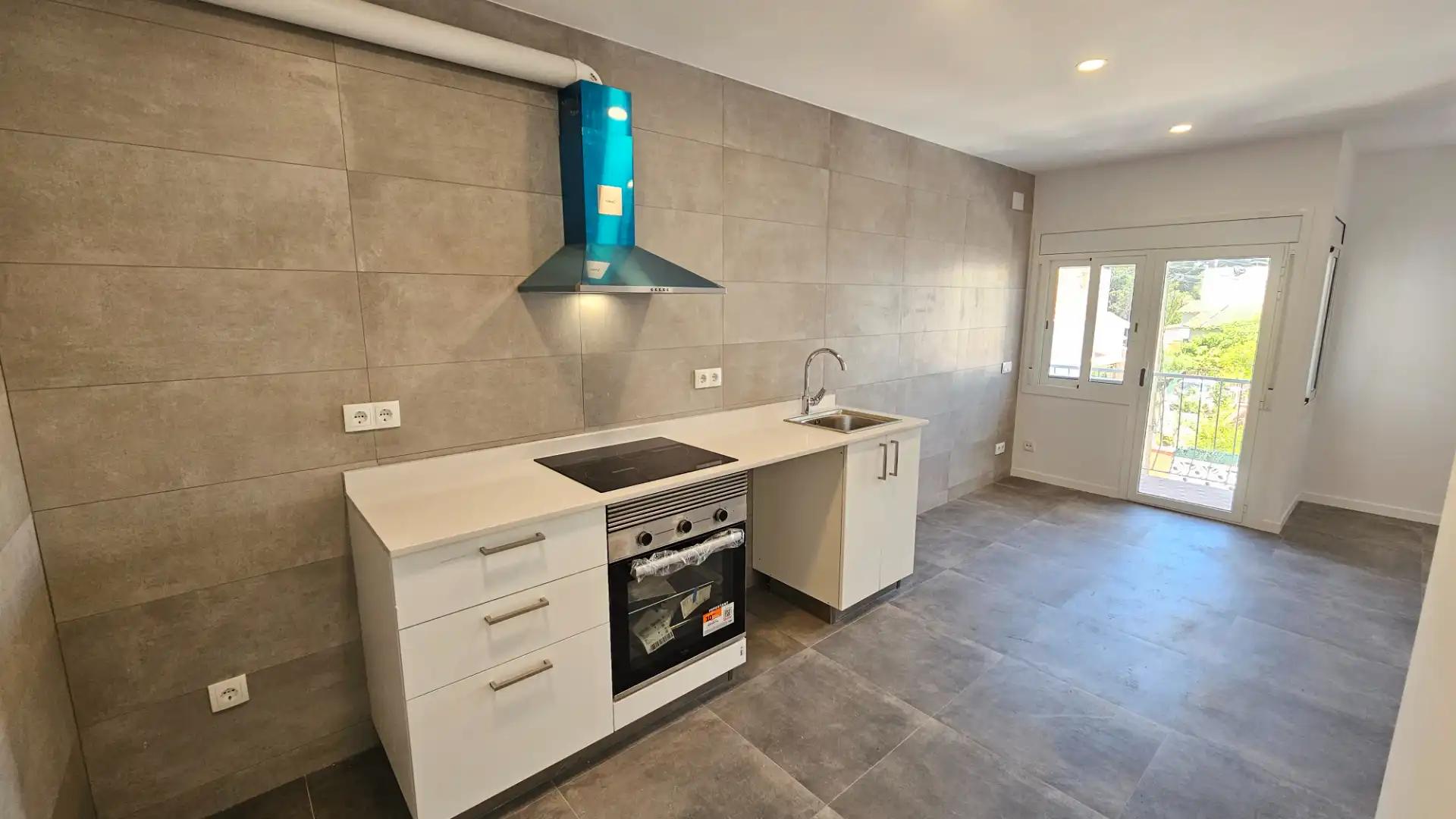 Küche von Wohnung zum Verkauf in Torredembarra mit Ofen und Balkon