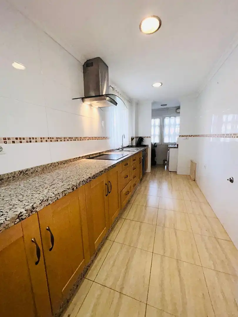 Cuina de Pis en venda en Alicante / Alacant amb Aire condicionat, Jardí privat i Moblat