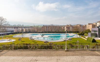 Schwimmbecken von Wohnung zum verkauf in Zizur Mayor / Zizur Nagusia mit Heizung, Parkett und Möbliert