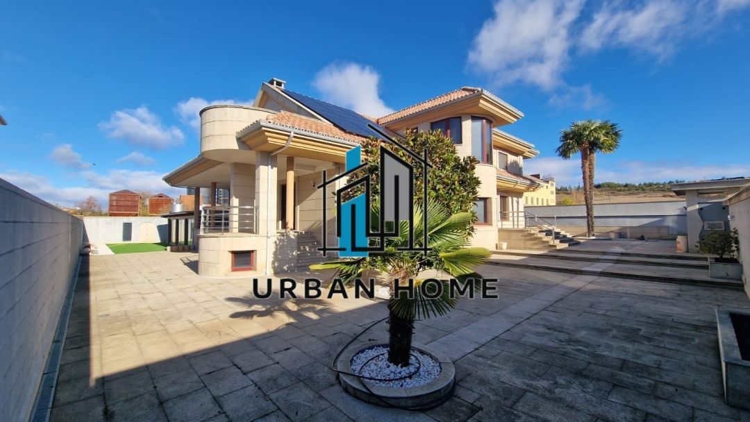 Exterior view of House or chalet for sale in León Capital   with Heating, Private garden and Terrace