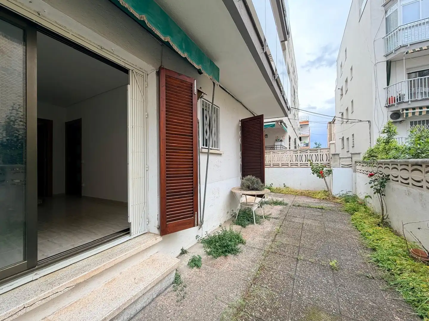 Vista exterior de Planta baixa en venda en Cunit amb Jardí privat, Terrassa i Traster