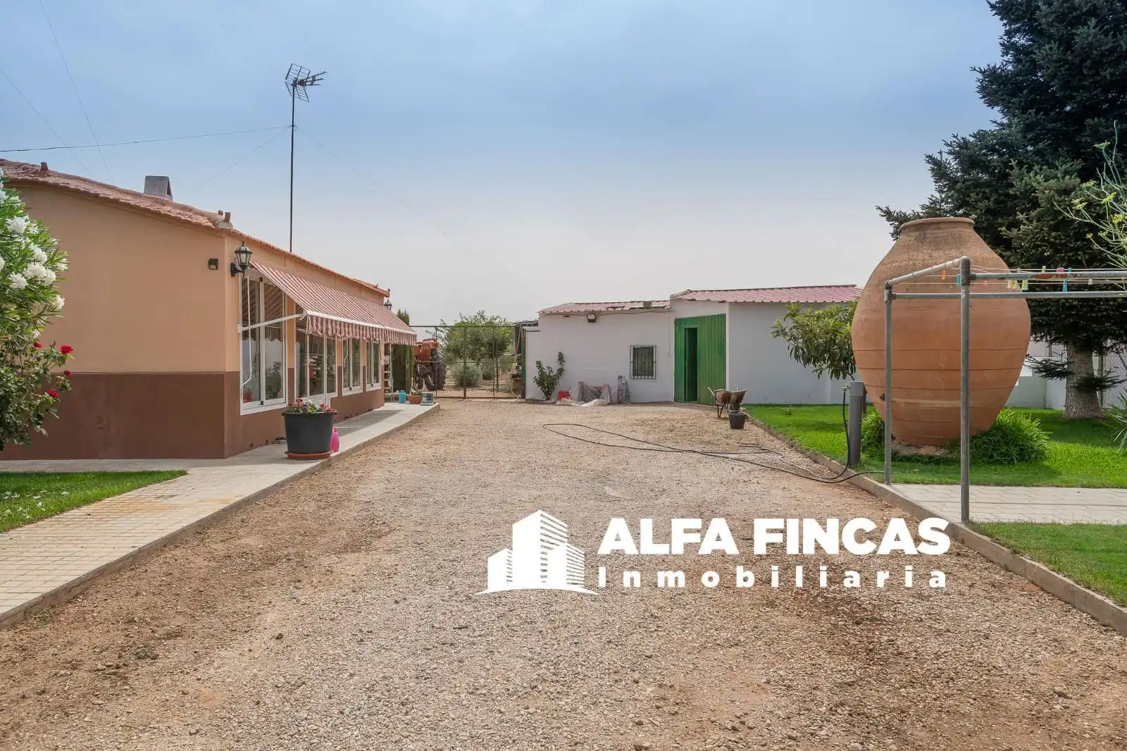 Vista exterior de Casa o xalet en venda en El Provencio   amb Calefacció, Jardí privat i Terrassa