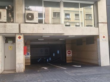 Doble con ascensor en venta en Carrer de la Indústria 90