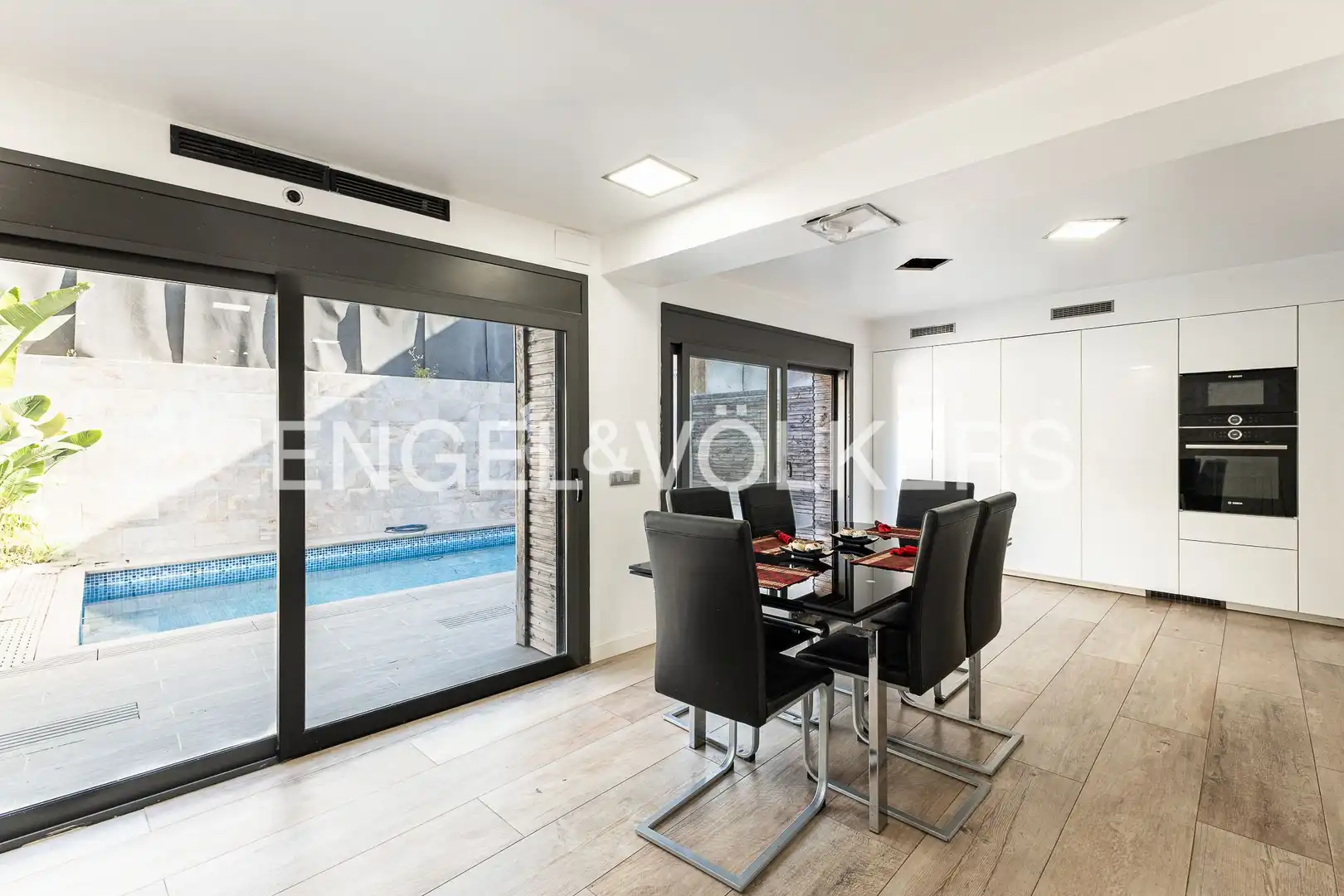 Comedor de Casa adosada en venta en Canet de Mar con Aire acondicionado, Calefacción y Jardín privado