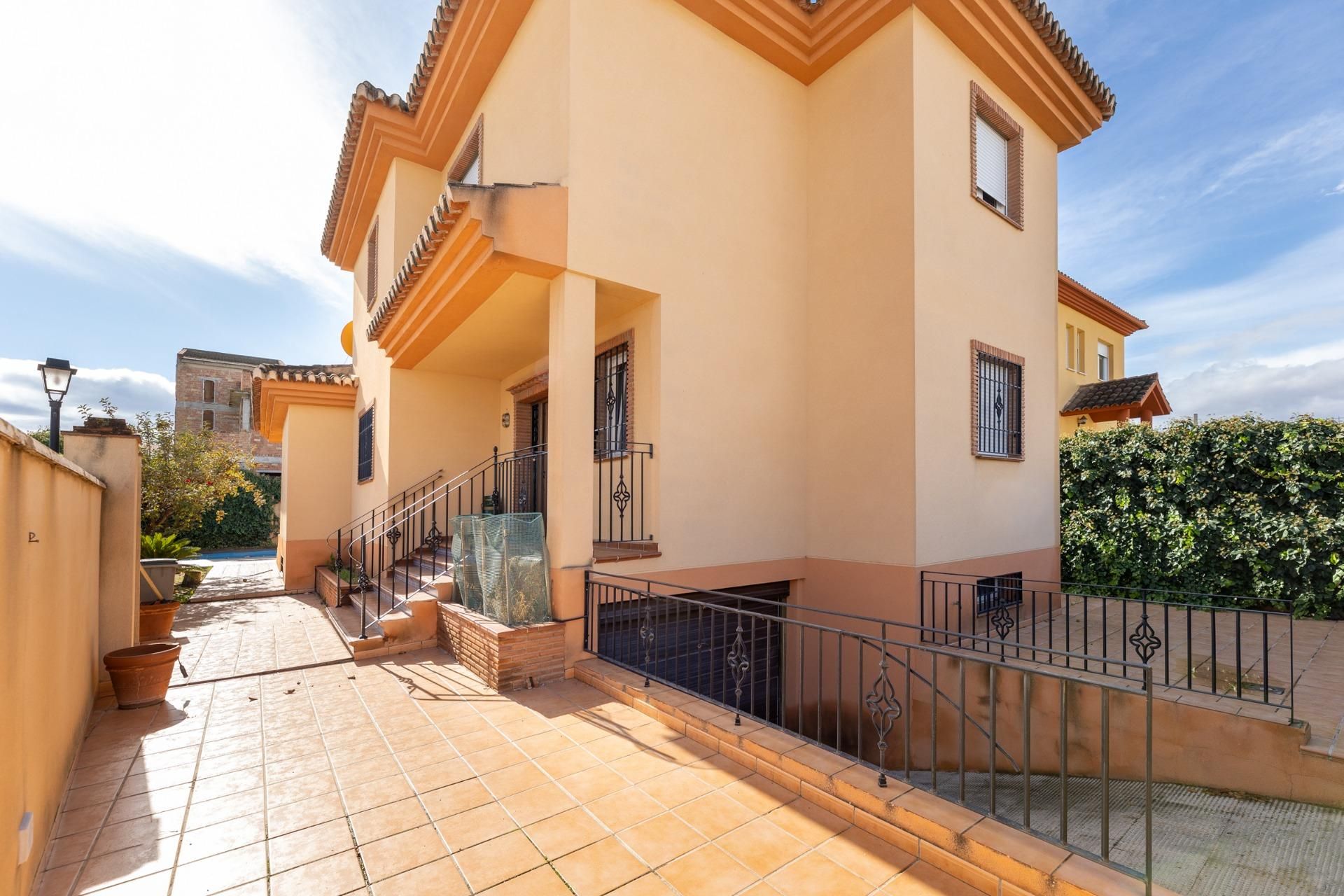 Vista exterior de Casa o xalet en venda en Las Gabias amb Calefacció, Jardí privat i Piscina