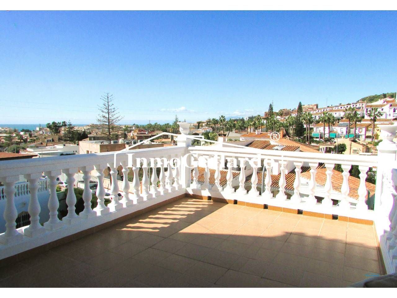 Vista exterior de Casa adosada en venda en Rincón de la Victoria amb Jardí privat, Terrassa i Piscina comunitària