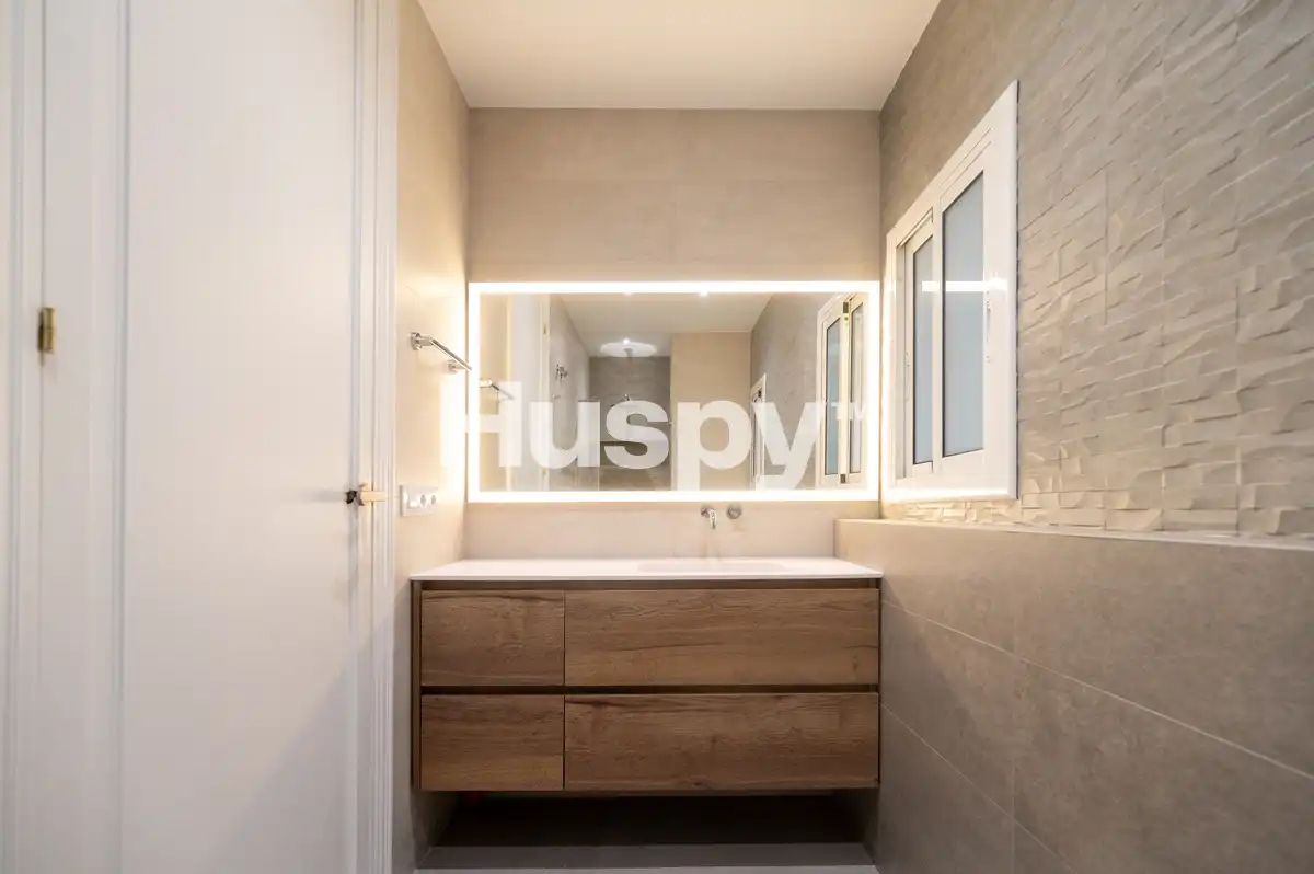 Bathroom of Flat for rent in Barcelona  with Air Conditioner, Heating and Furnished