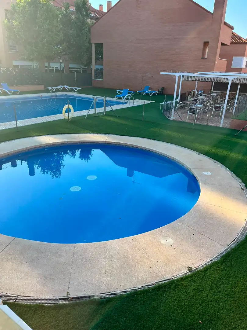 Piscina de Casa adosada en venda en Daganzo de Arriba amb Aire condicionat, Calefacció i Jardí privat