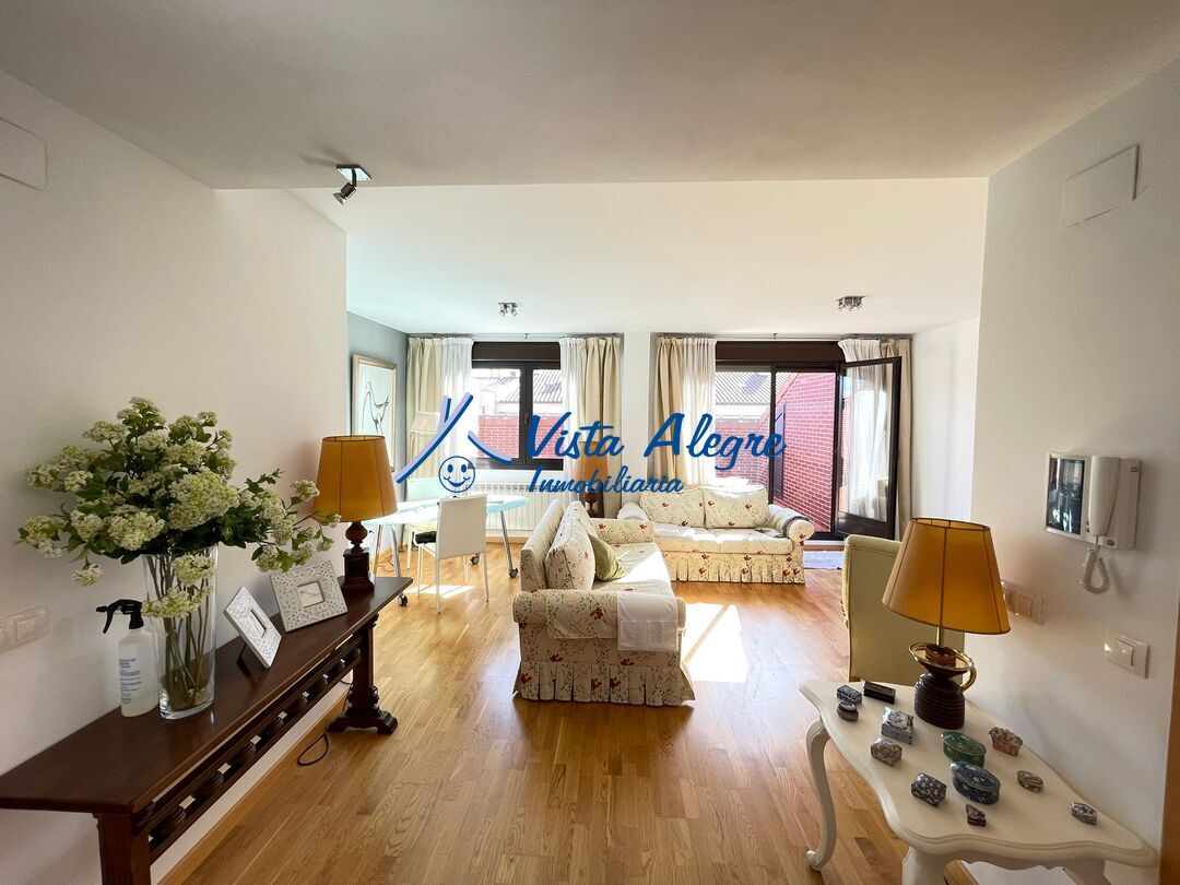 Sala d'estar de Àtic en venda en Haro amb Calefacció, Parquet i Terrassa