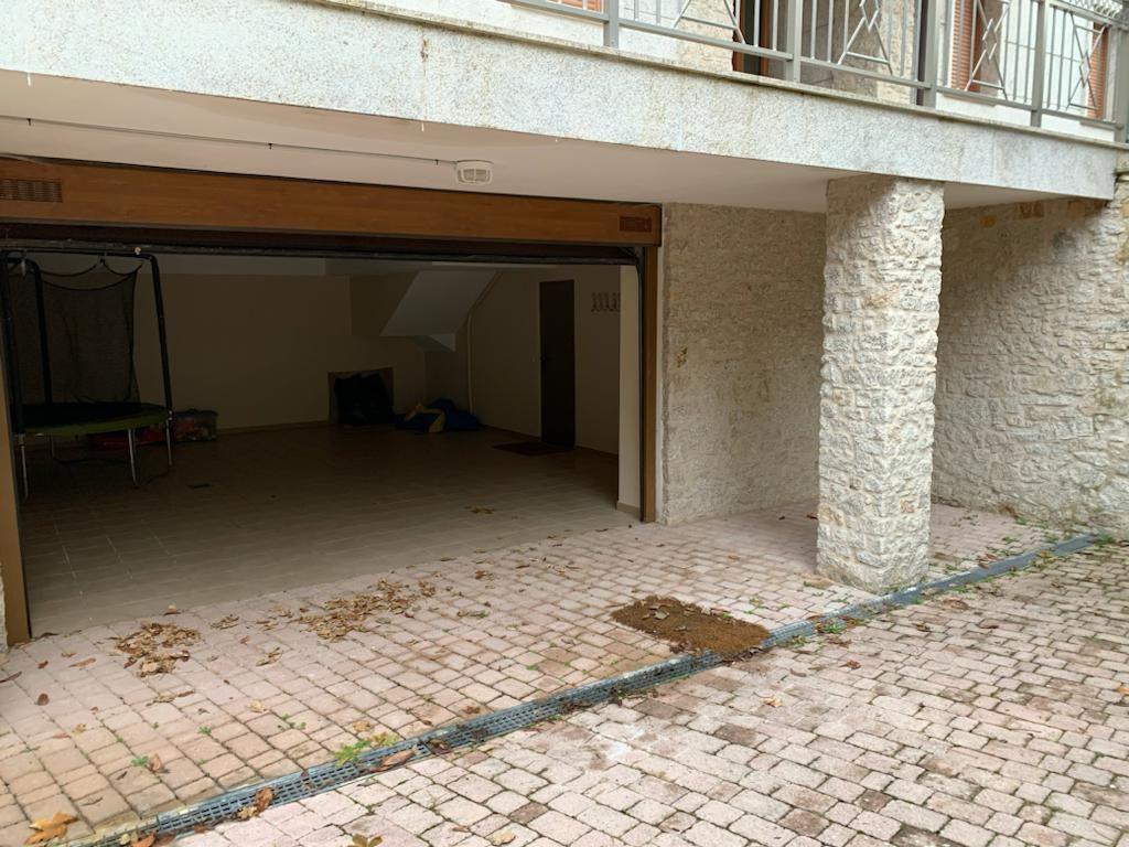 Aparcament de Casa adosada en venda en Jaca amb Jardí privat, Terrassa i Traster