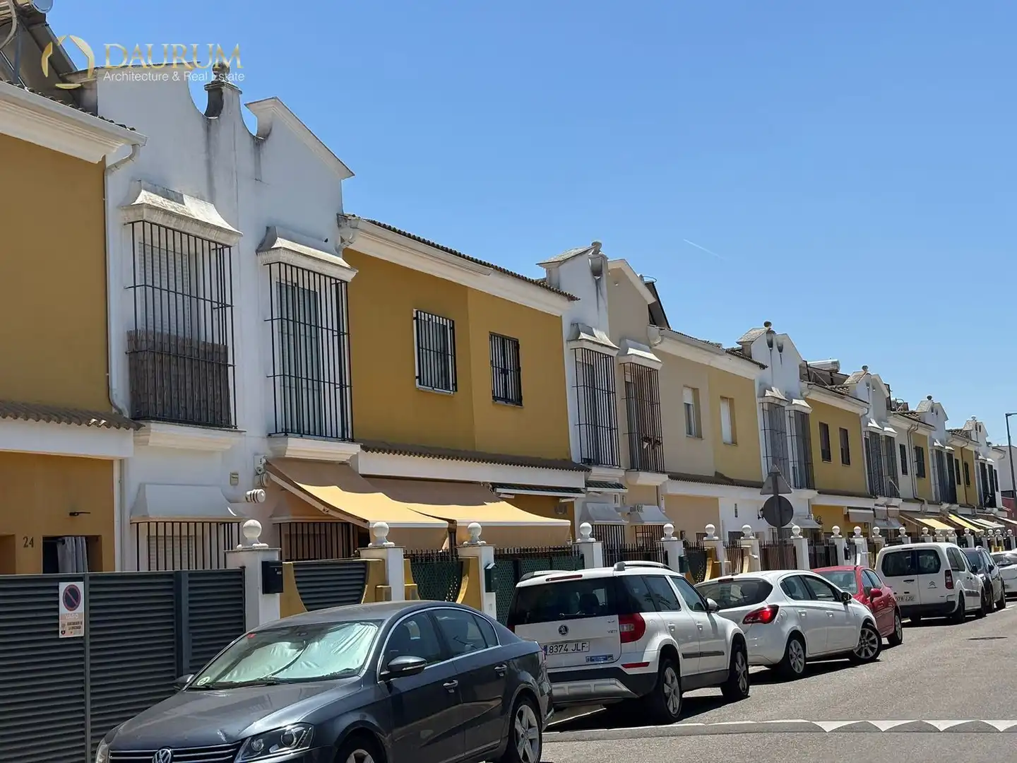 Vista exterior de Casa adosada en venda en La Rinconada amb Aire condicionat, Terrassa i Moblat