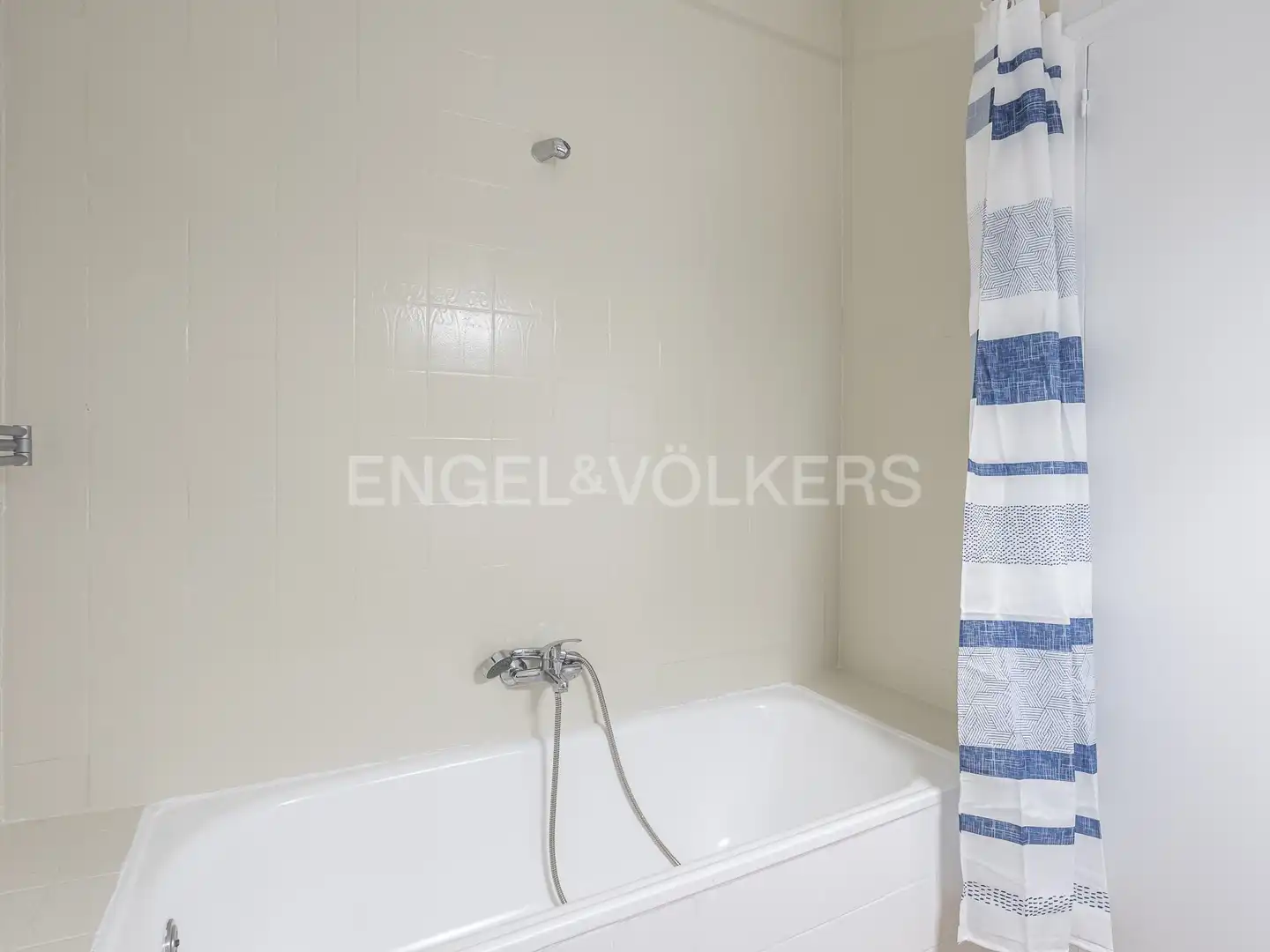Baño de Piso de alquiler en Barcelona con Calefacción, Parquet y Balcón