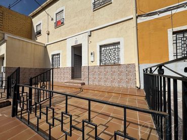 Maison avec balcon à vendre à Calle Onésimo Redondo 6