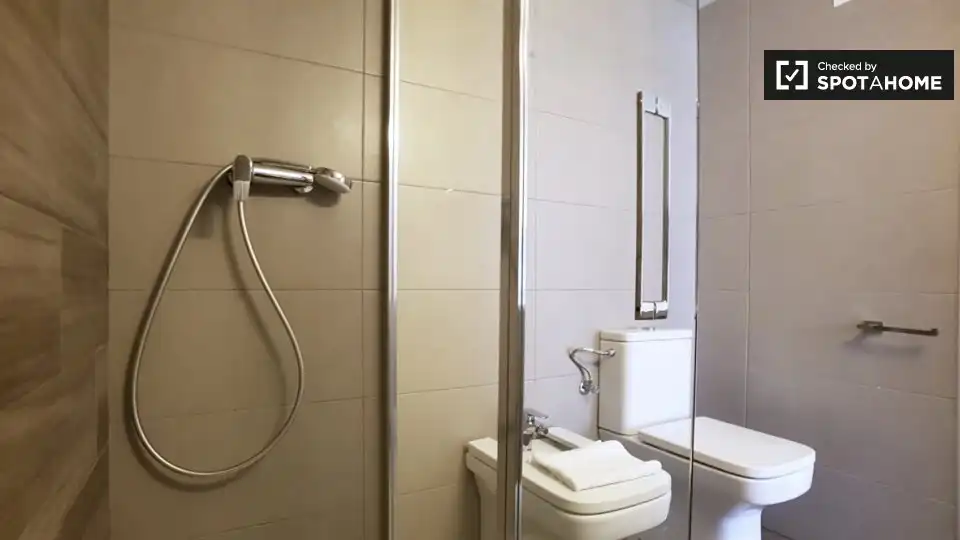Baño de Estudio para compartir en Barcelona con Aire acondicionado y Terraza