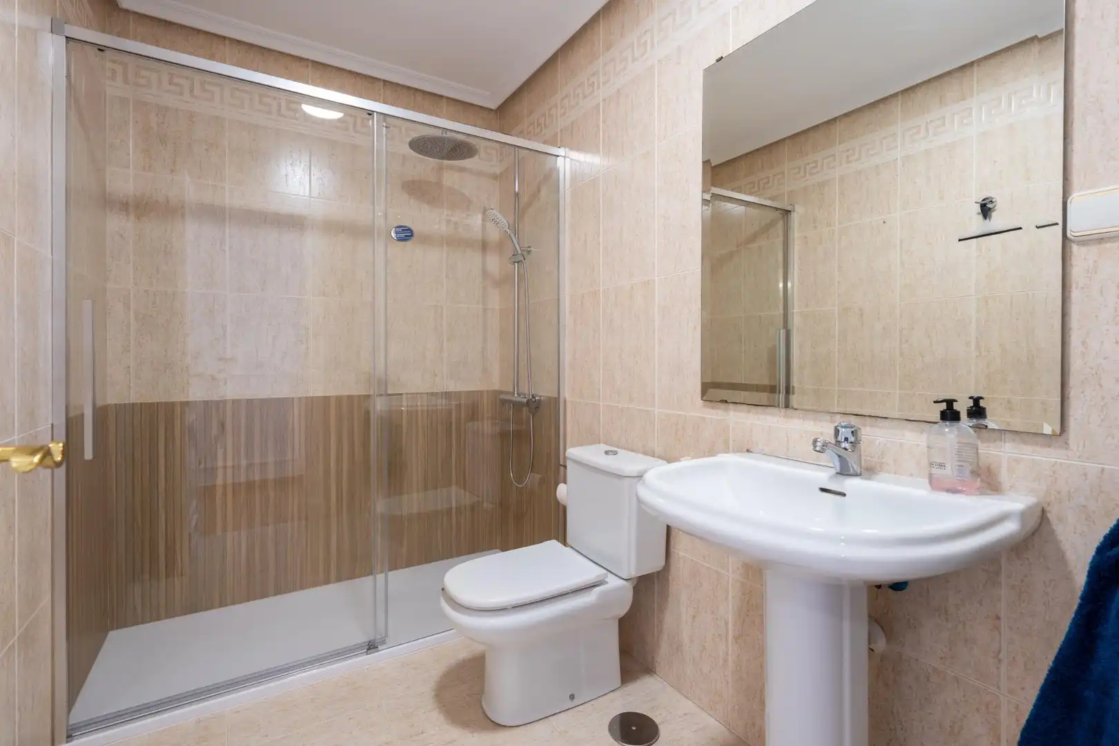 Baño de Ático de alquiler en Almería con Aire acondicionado, Calefacción y Jardín privado