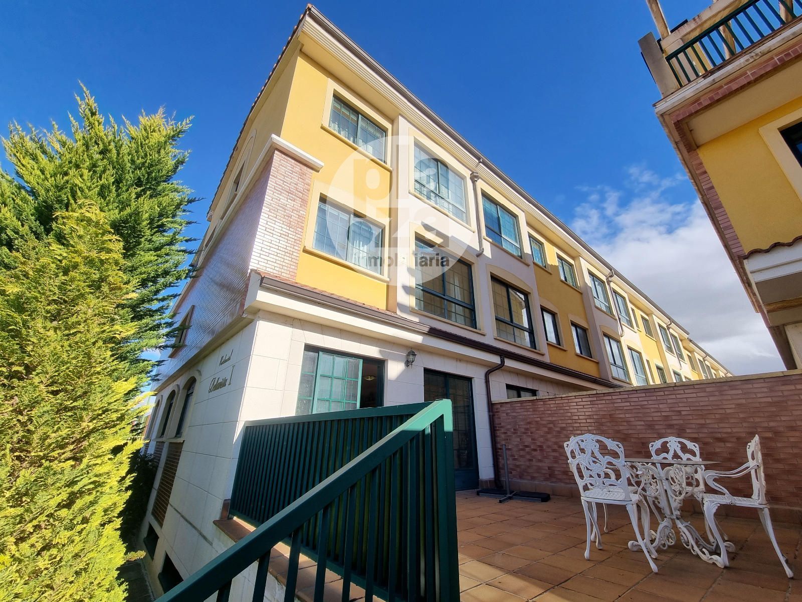 Vista exterior de Casa adosada en venda en Burgos Capital amb Calefacció, Jardí privat i Terrassa