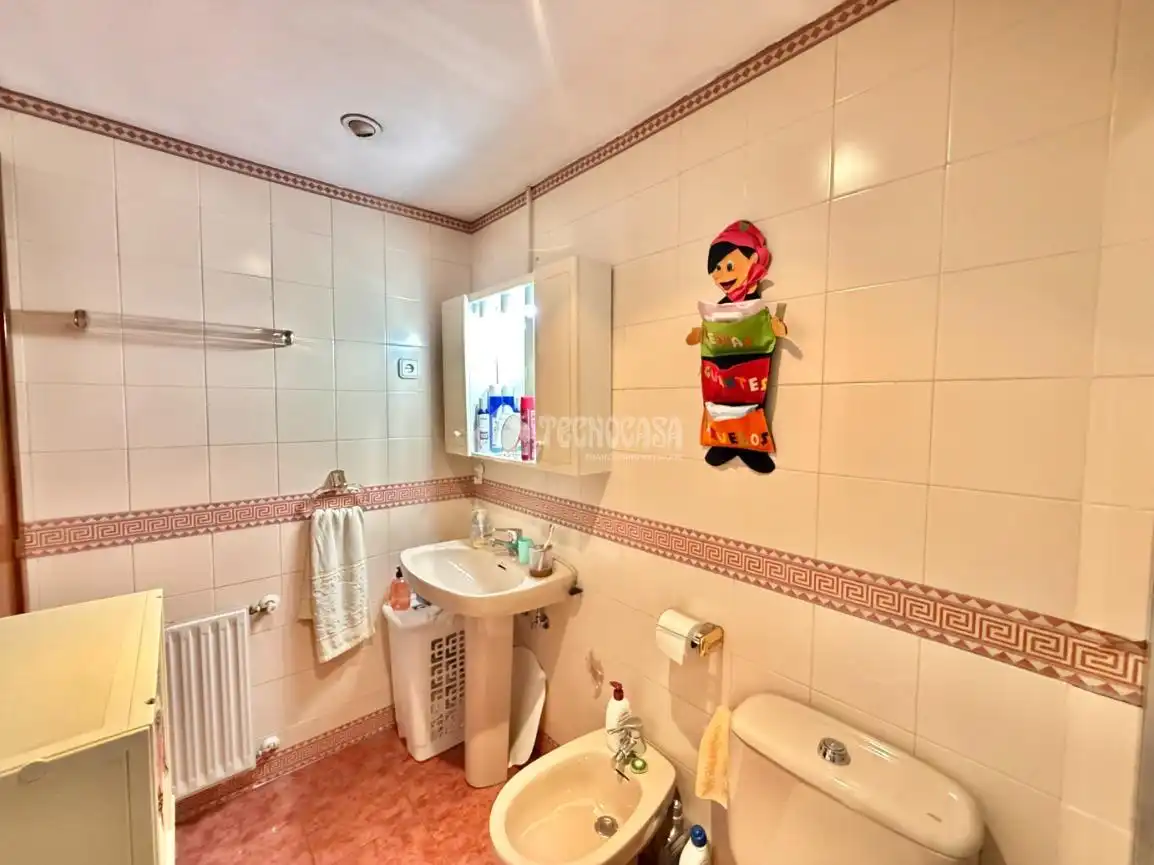 Bathroom of Flat for sale in Madrid  with Air Conditioner, Heating and Terrace