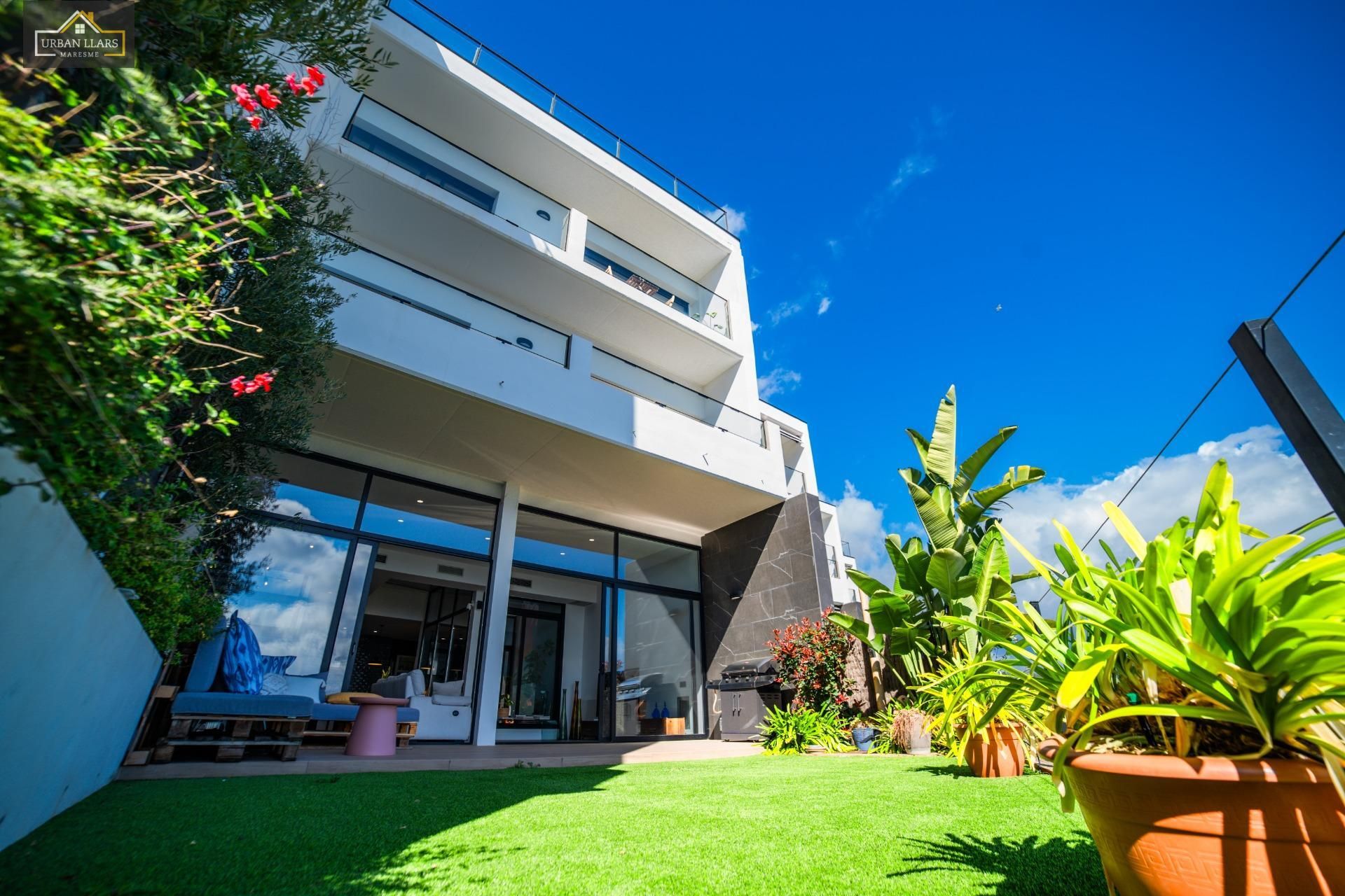 Exterior view of Single-family semi-detached for sale in Caldes d'Estrac  with Air Conditioner, Heating and Private garden