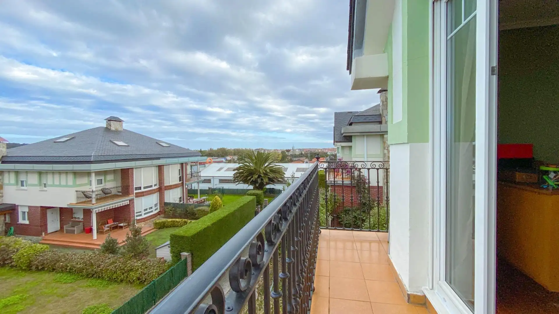 Vista exterior de Casa adosada en venta en Santa Cruz de Bezana con Calefacción, Jardín privado y Trastero
