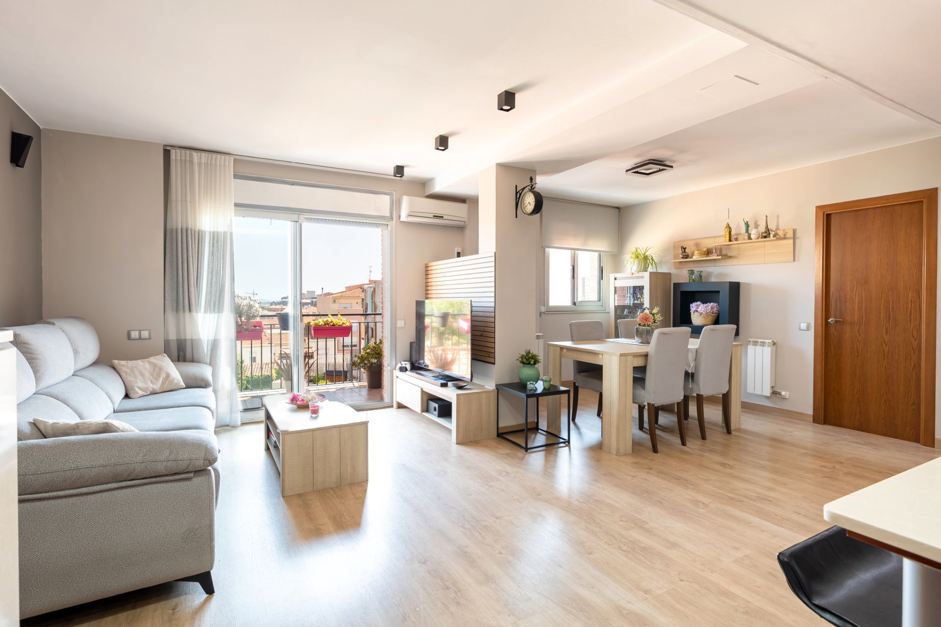 Living room of Attic for sale in Terrassa  with Air Conditioner, Heating and Parquet flooring