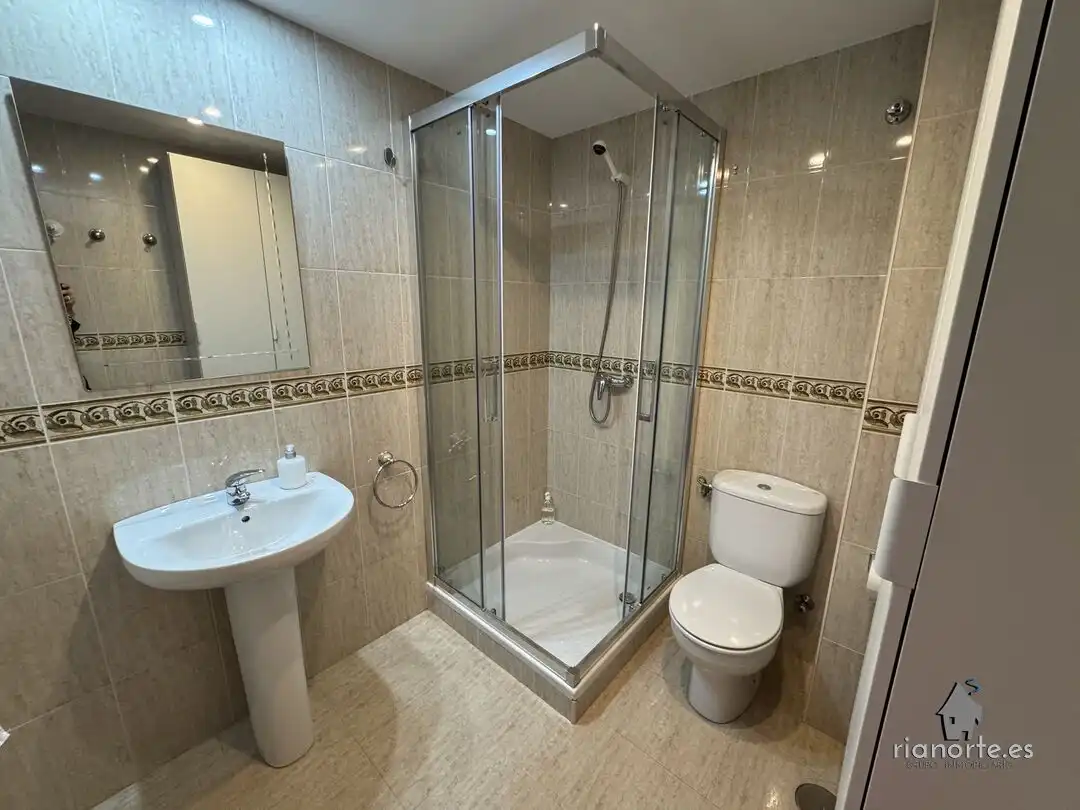 Badezimmer von Wohnung zum Verkauf in Ribadesella mit Heizung und Balkon