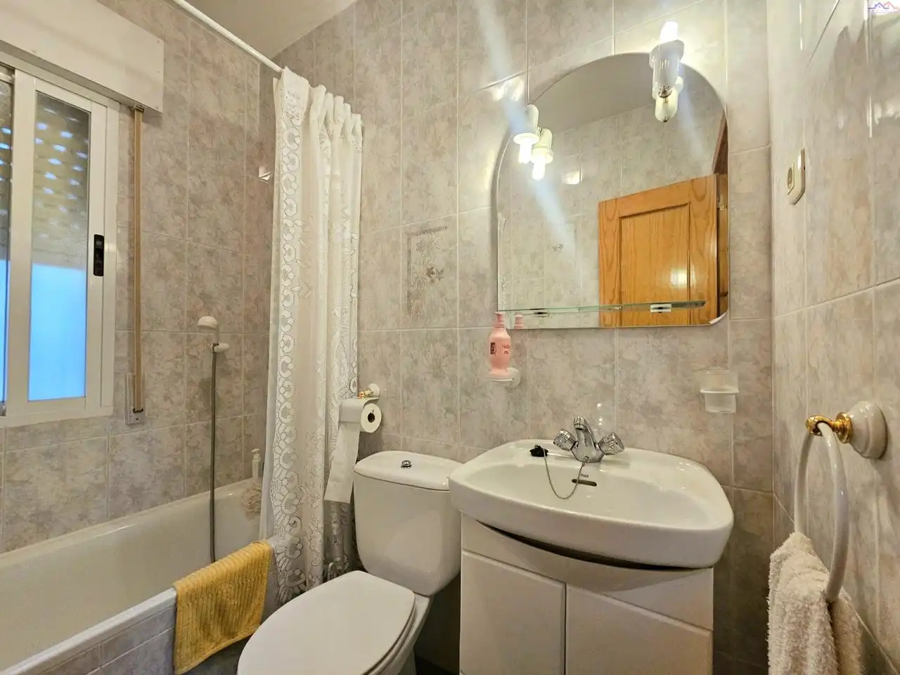 Bany de Casa o xalet en venda en Villa del Prado amb Traster i Piscina