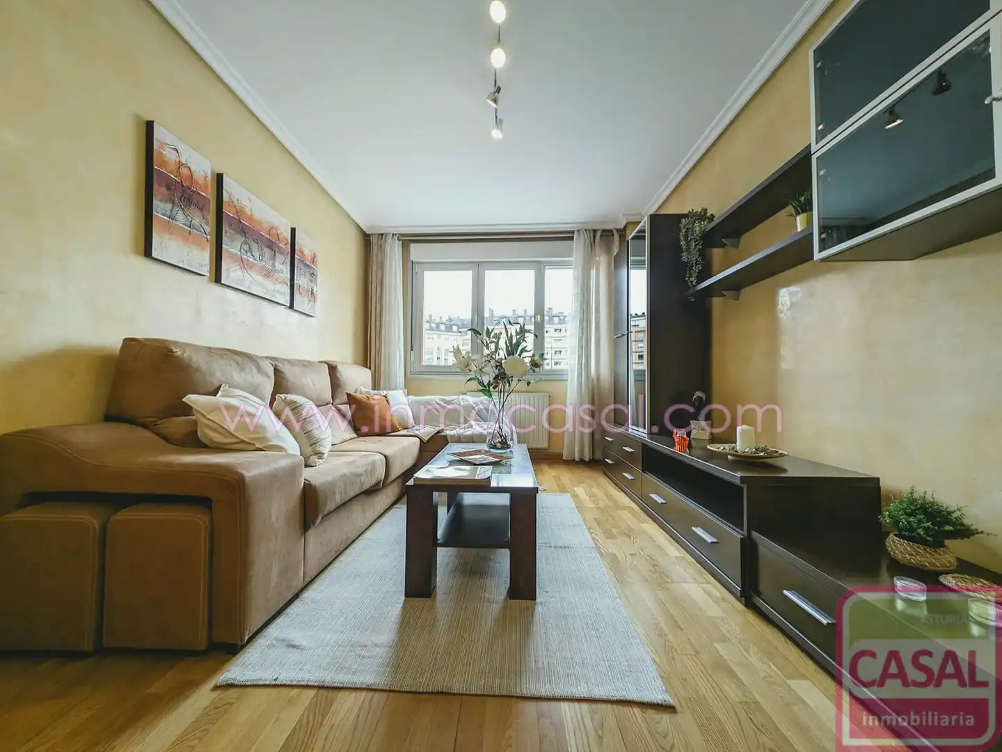 Sala de estar de Piso en venta en Oviedo  con Calefacción, Trastero y Amueblado