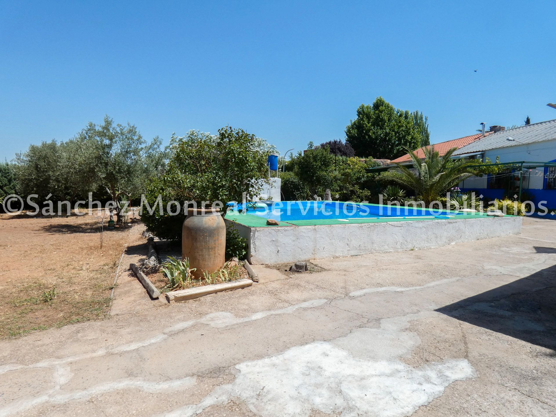 Vista exterior de Casa o xalet en venda en Alcázar de San Juan amb Aire condicionat, Jardí privat i Piscina