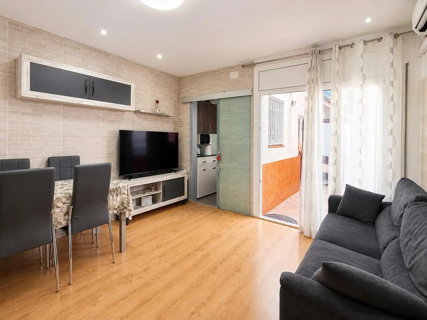 Living room of Houses for sale in Sabadell  with Air Conditioner, Terrace and Storage room